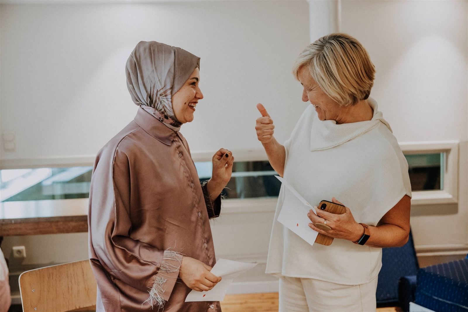 Twee vrouwen in gesprek tijdens een sociale teambuilding