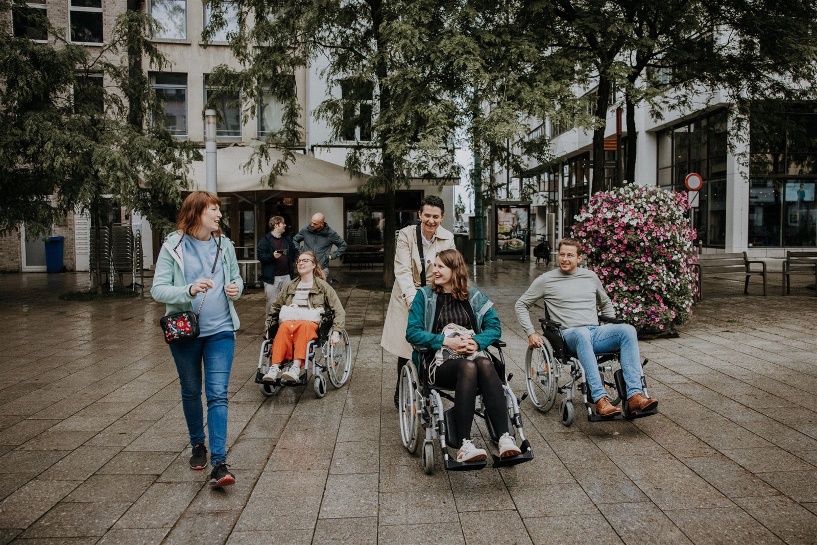 Collega's op stap met mensen in een rolstoel
